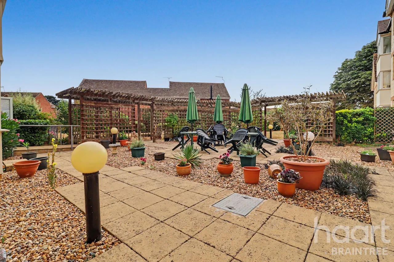 Foster Court, CM8, photo 10