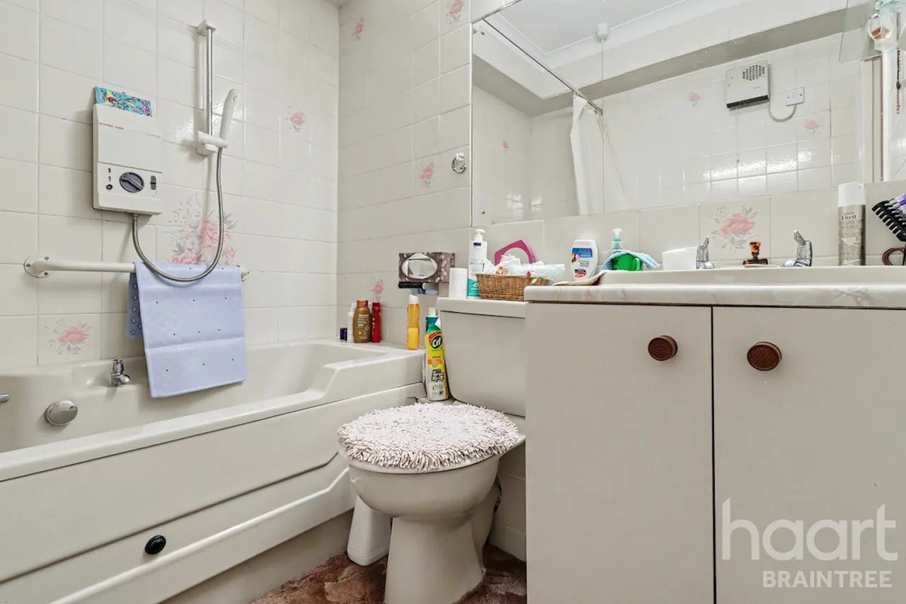 Foster Court, CM8, photo 9