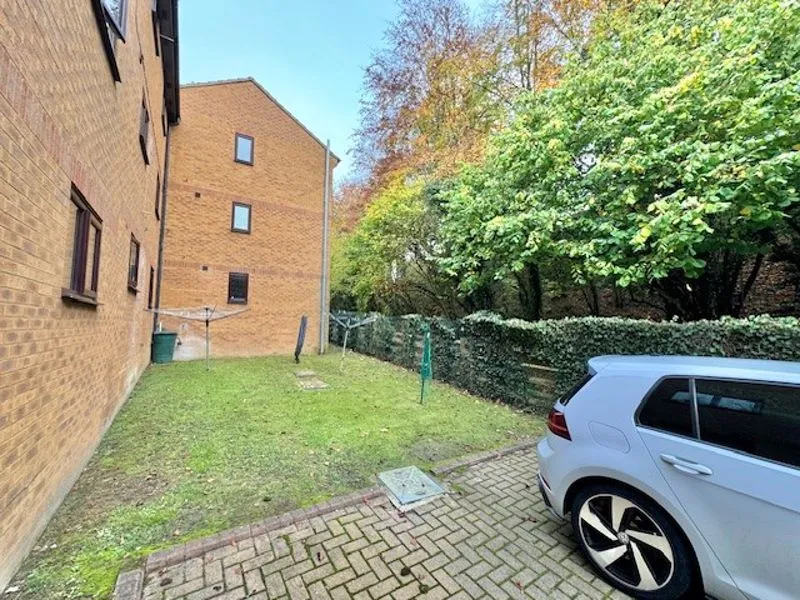 Knaves Hollow, Wooburn Green HP10 0PB, photo 9