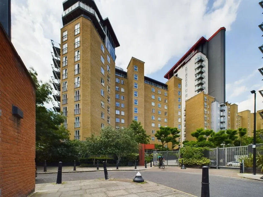 2 bed flat for sale, Hutchings Street, London, E14