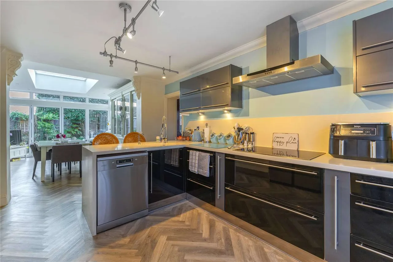 Grove Road, Lymington, Hampshire, SO41 3RF, photo 4