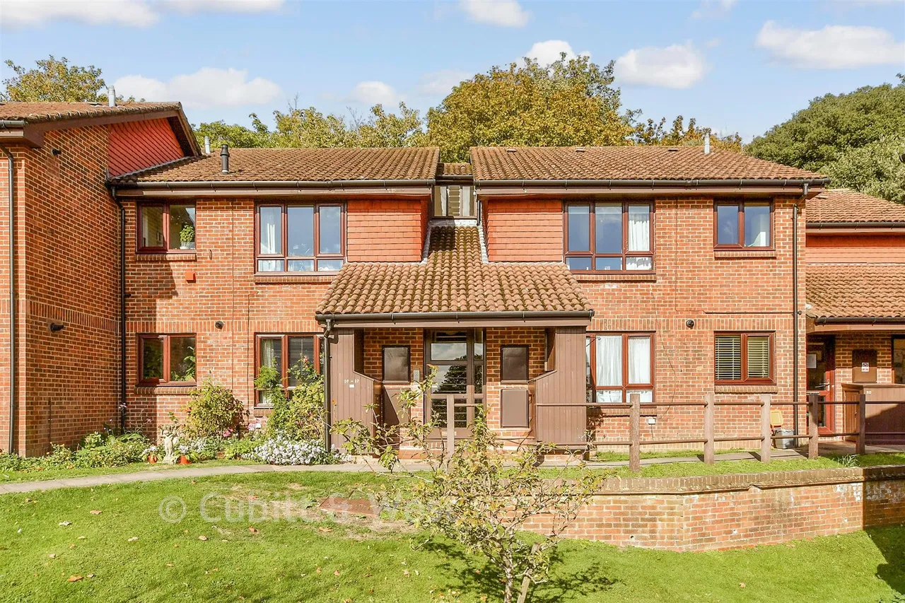 2 bed flat for sale, Warren Drive, Lewes, BN7