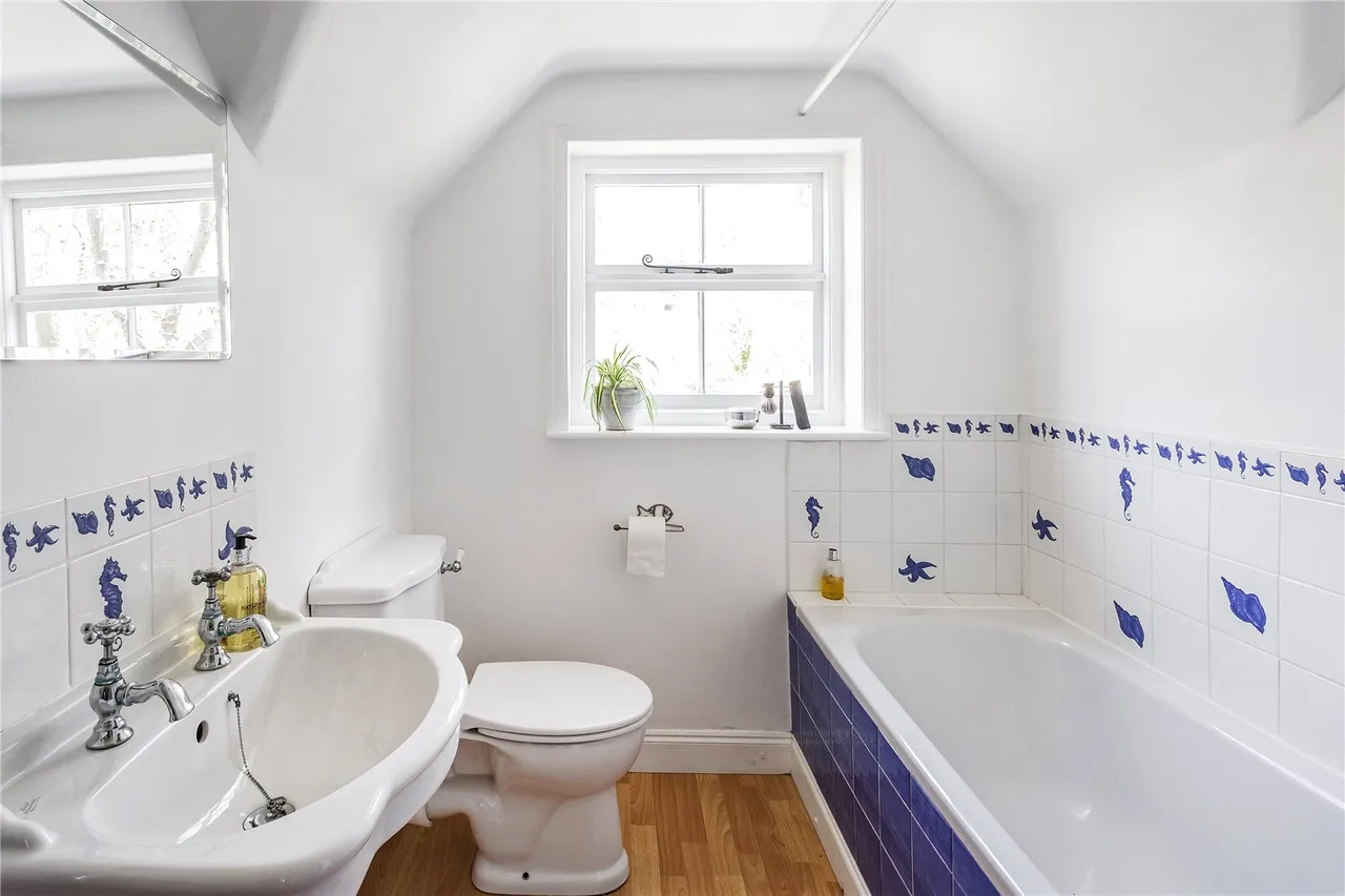 Laurel Grove, Wrecclesham, GU10, photo 15