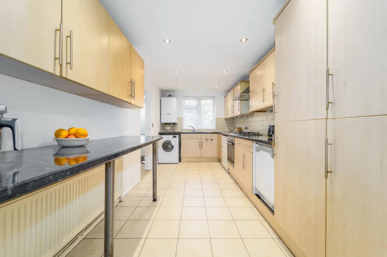 Gables Avenue, Ashford, TW15, photo 3