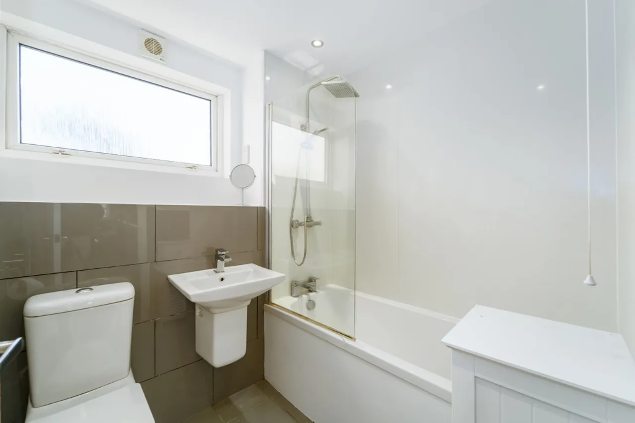 Gables Avenue, Ashford, TW15, photo 11