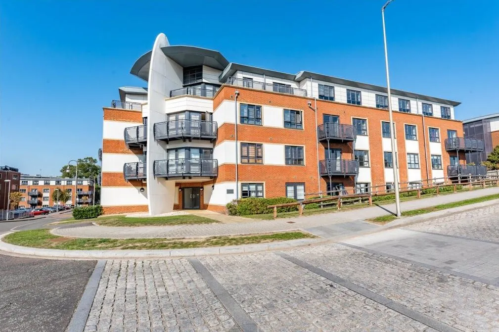 2 bed flat to rent — Wallis Square, Farnborough, Hampshire, GU14 7GR