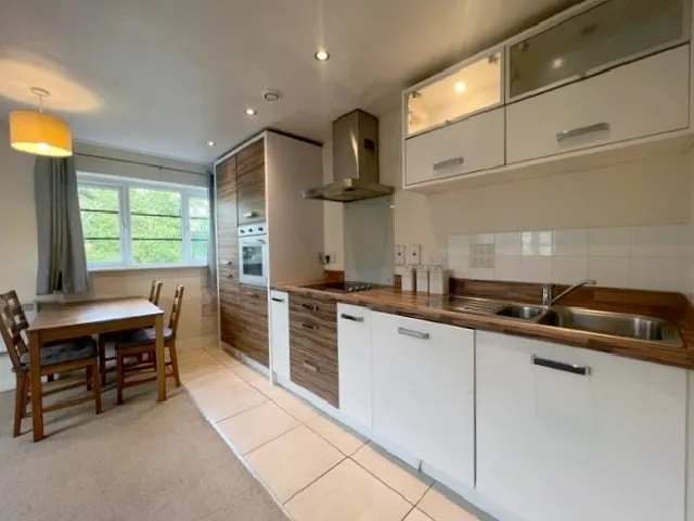 Wallis Square, Farnborough, Hampshire, GU14 7GR, photo 4