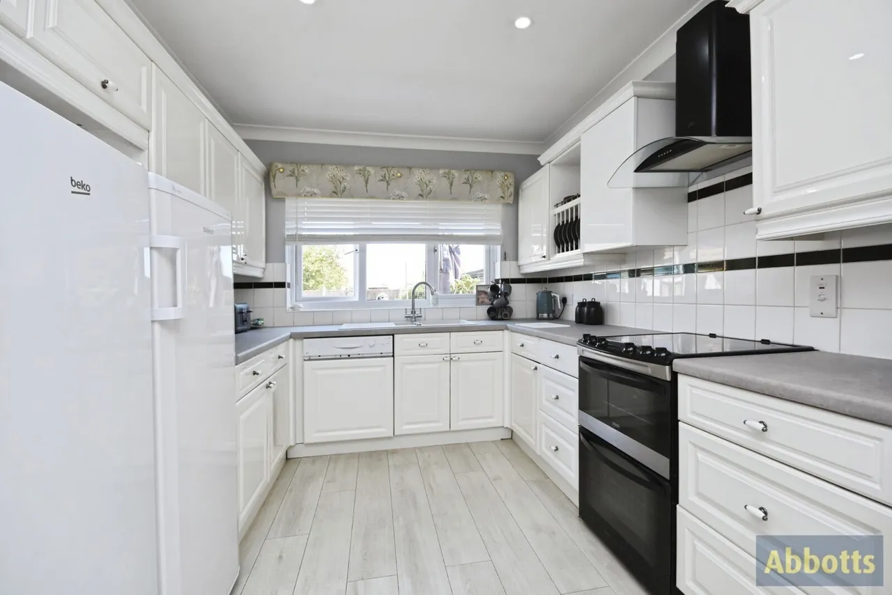 Marine Avenue, CANVEY ISLAND, Essex, SS8, photo 9