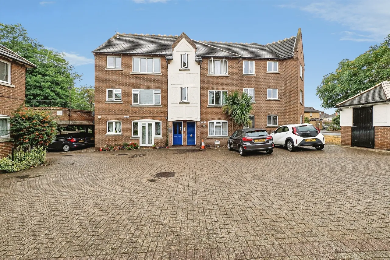1 bed flat for sale — Whitehall Lane, Grays