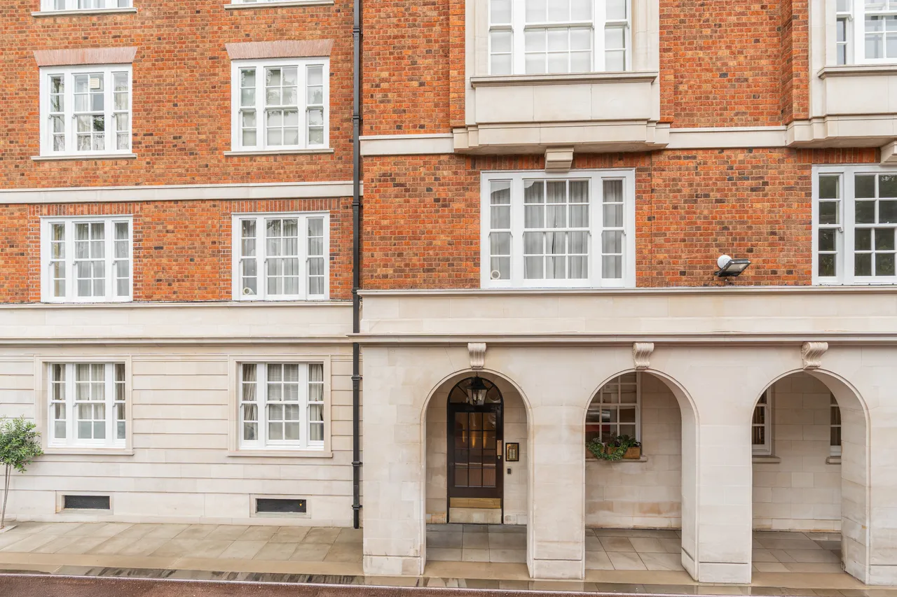 Kensington High Street, Kensington, London, photo 11