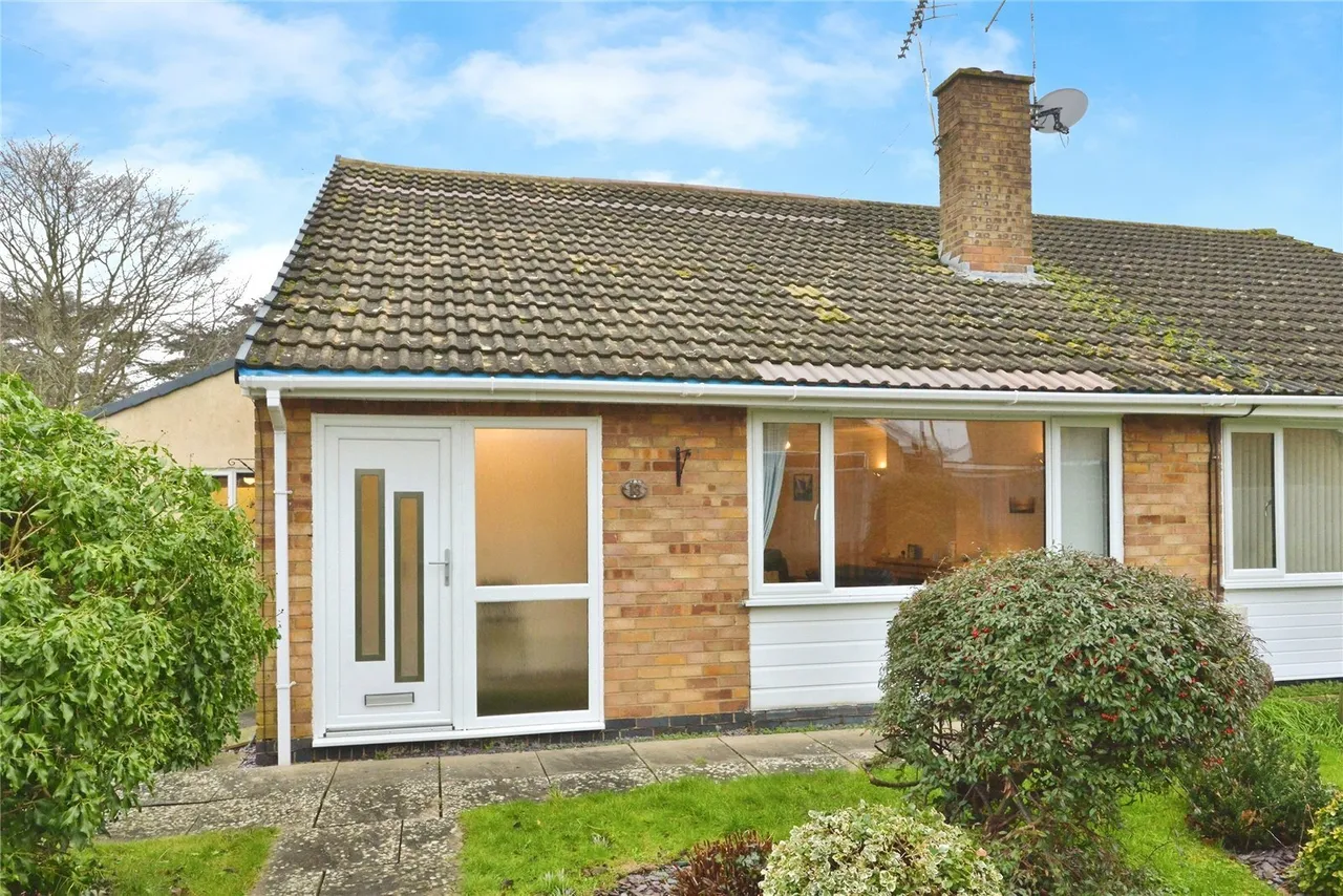 3 bed property for sale — Homestead Way, Potterspury, Northamptonshire, NN12