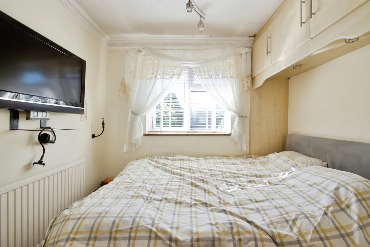 Shepherds Close, ROMFORD, Essex, RM6, photo 17