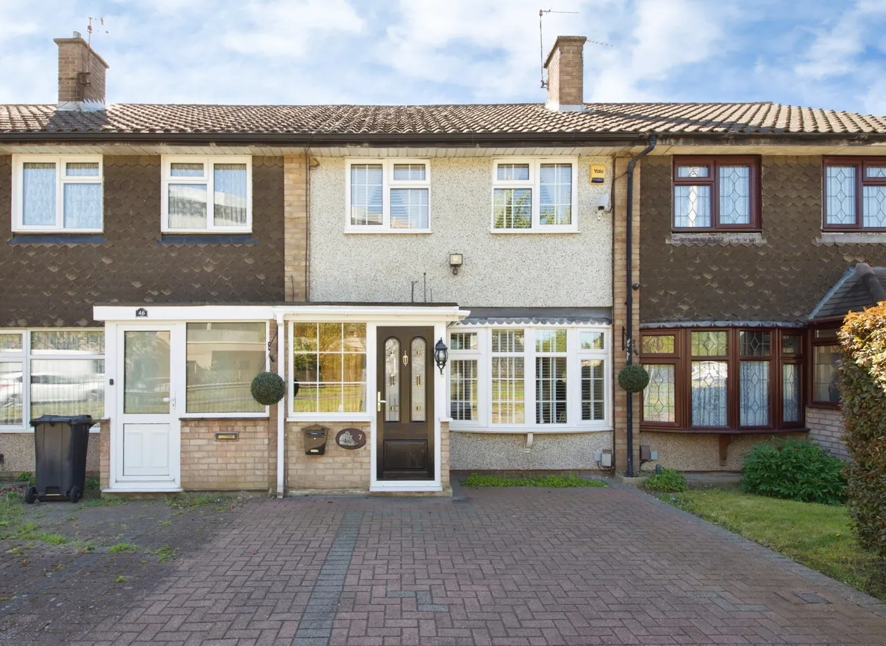 3 bed house for sale — Shepherds Close, ROMFORD, Essex, RM6