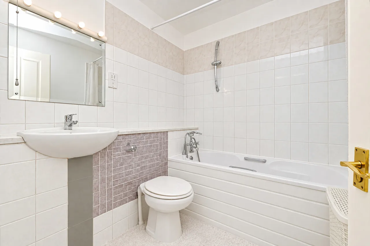Burleigh Walk, London, SE6, photo 13