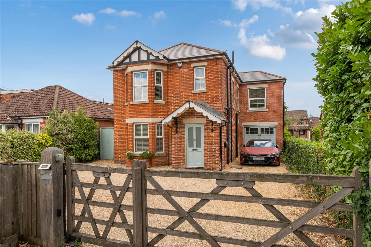 5 bed house for sale — Brook Lane, Sarisbury Green, Southampton
