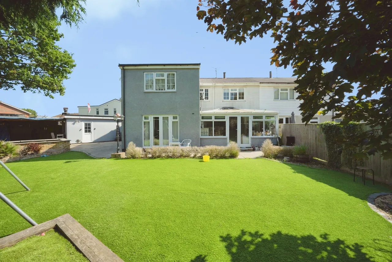 5 bed house for sale — Russell Avenue, Aylesbury