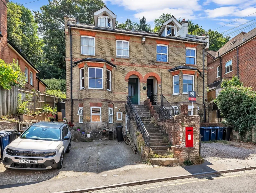 1 bed flat for sale, Croft Road, Godalming, GU7