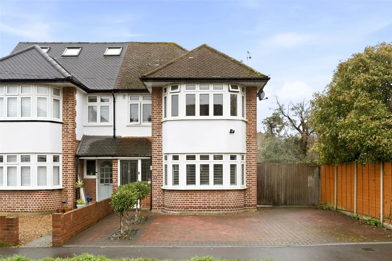 3 bed house for sale — Lyndhurst Avenue, Sunbury, TW16 6QY