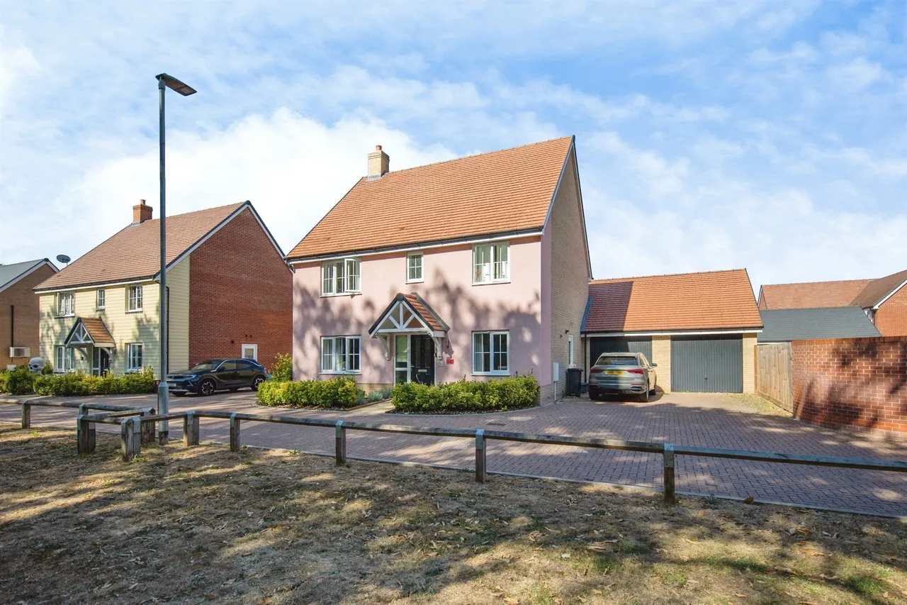 4 bed house for sale — Barfoot Drive, Colchester