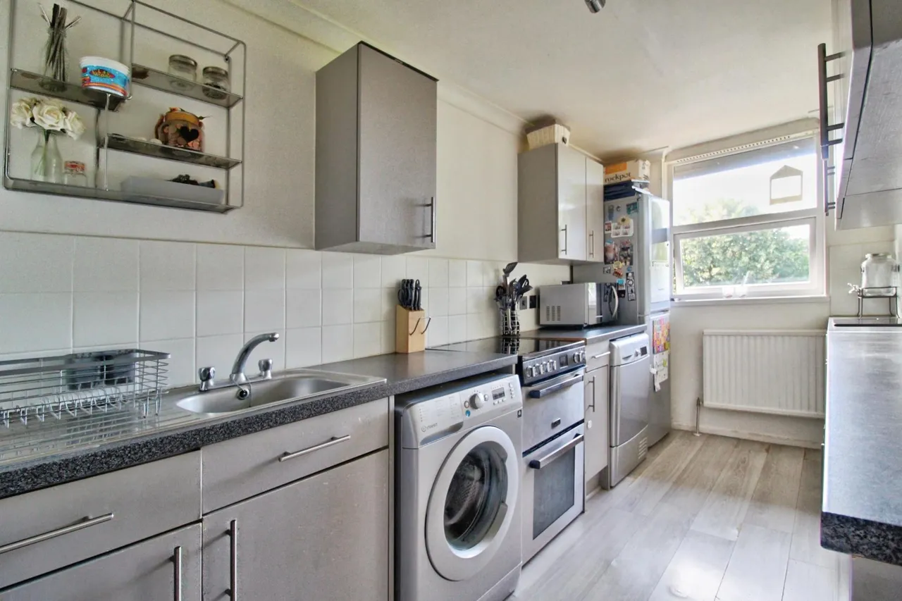 Veronica Close, Romford, RM3, photo 4