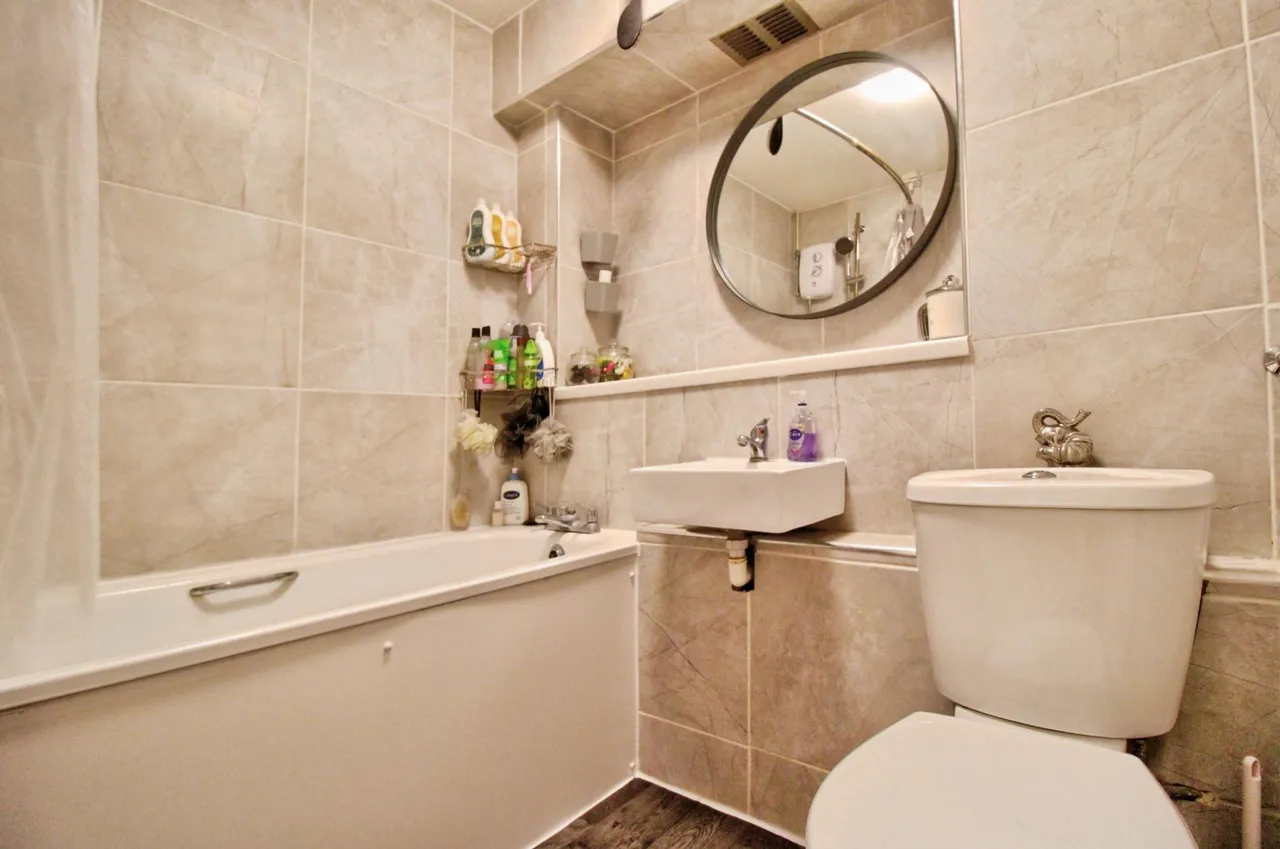 Veronica Close, Romford, RM3, photo 9