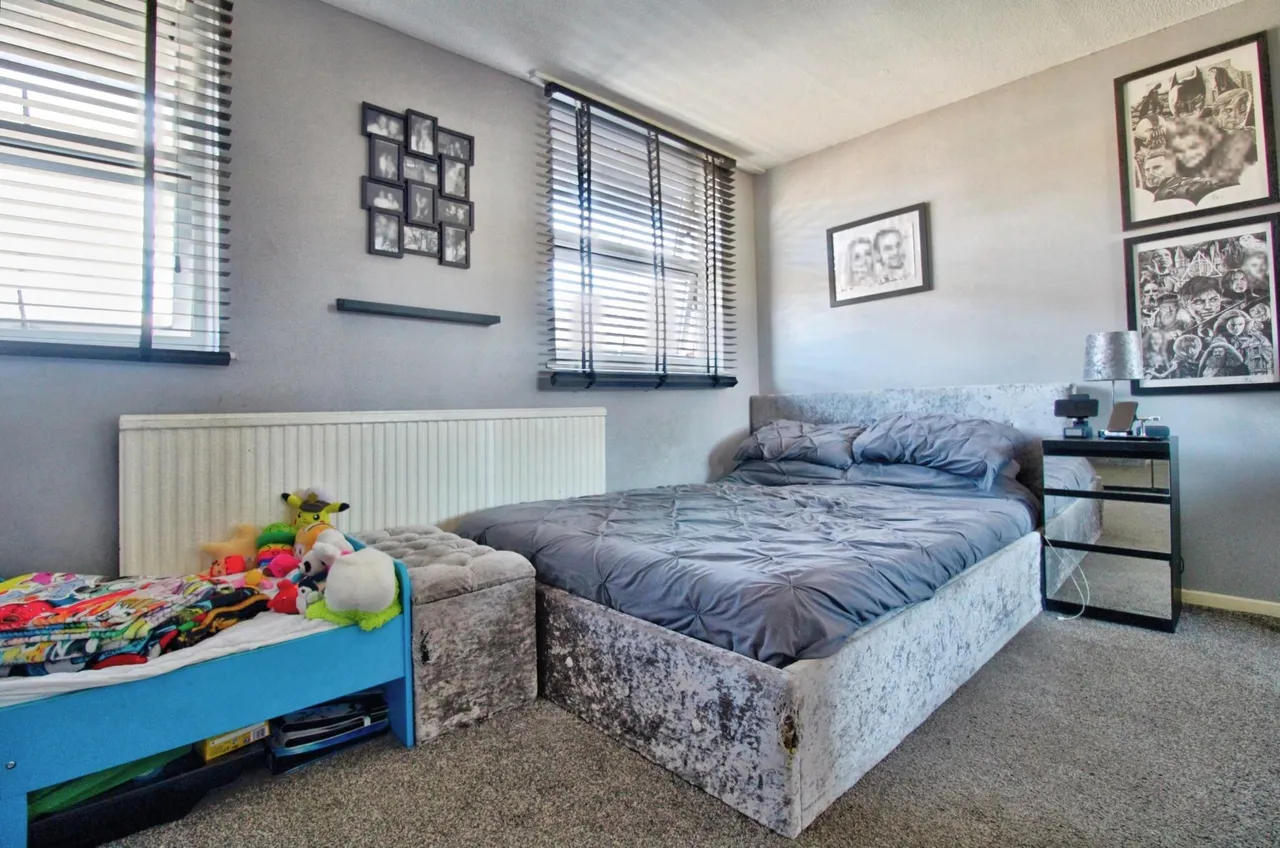 Veronica Close, Romford, RM3, photo 5