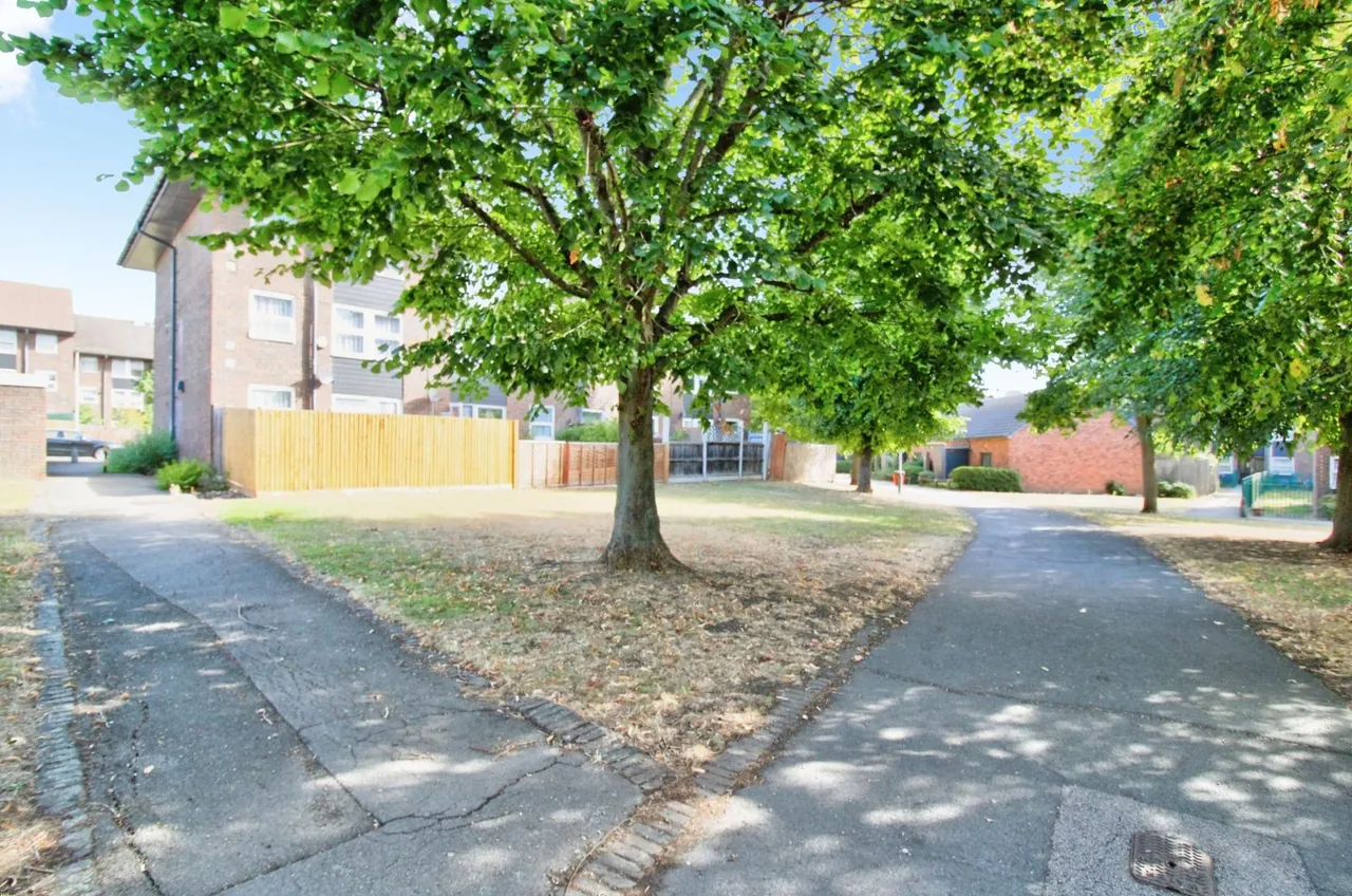 Veronica Close, Romford, RM3, photo 10