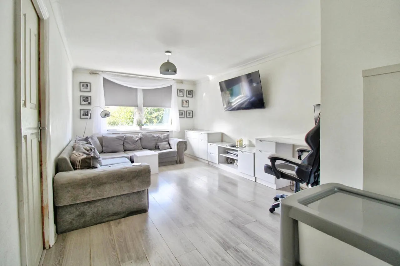 Veronica Close, Romford, RM3, photo 2