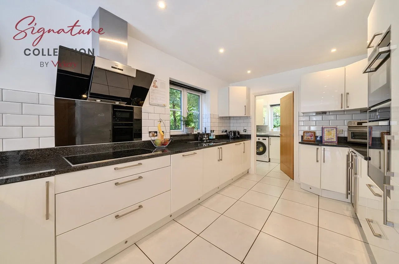 Fernhill Lane, Blackwater, Camberley, Hampshire, GU17 9HA, photo 6