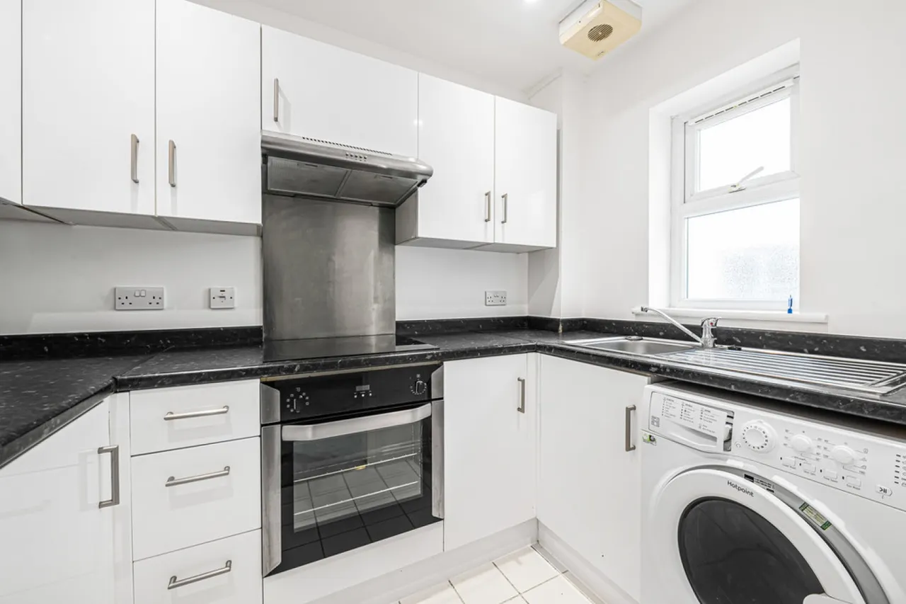Windsor Court, Hornchurch Hill, CR3, photo 3