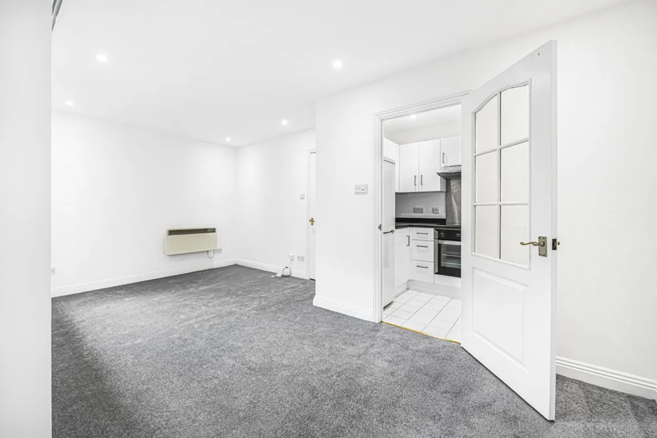 Windsor Court, Hornchurch Hill, CR3, photo 11