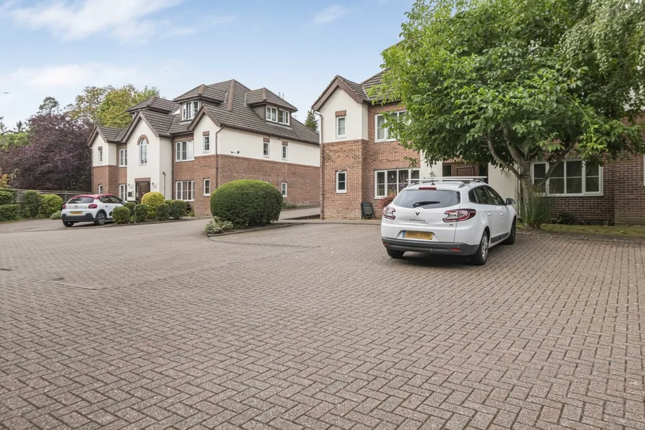 Windsor Court, Hornchurch Hill, CR3, photo 16