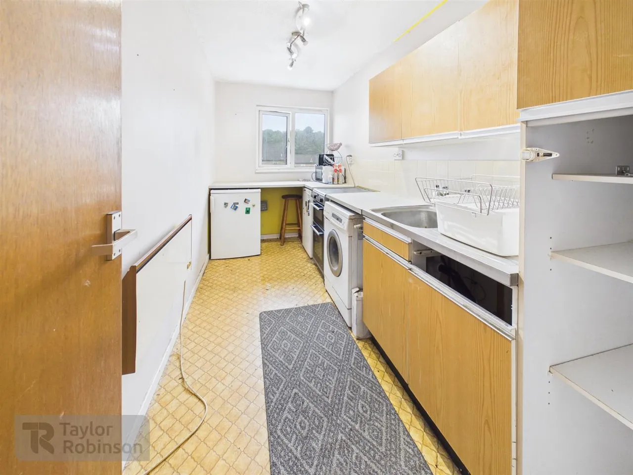 Hillingdale, Broadfield, RH11, photo 3