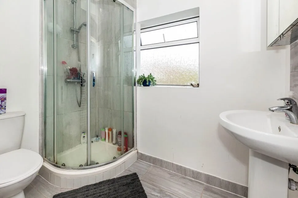 Ripley Avenue, Egham, TW20, photo 7