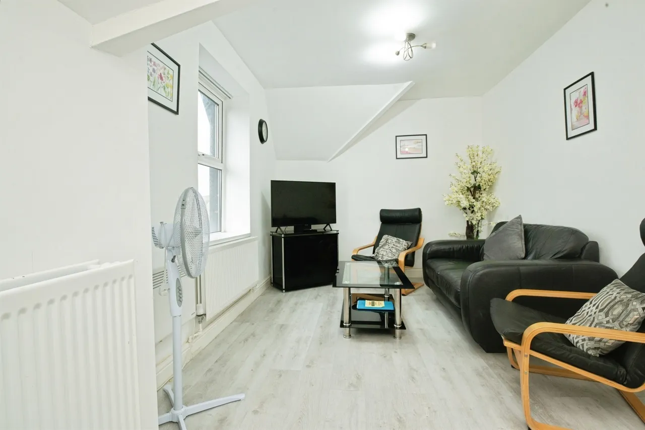 Connaught Road, Roath, Cardiff, photo 11