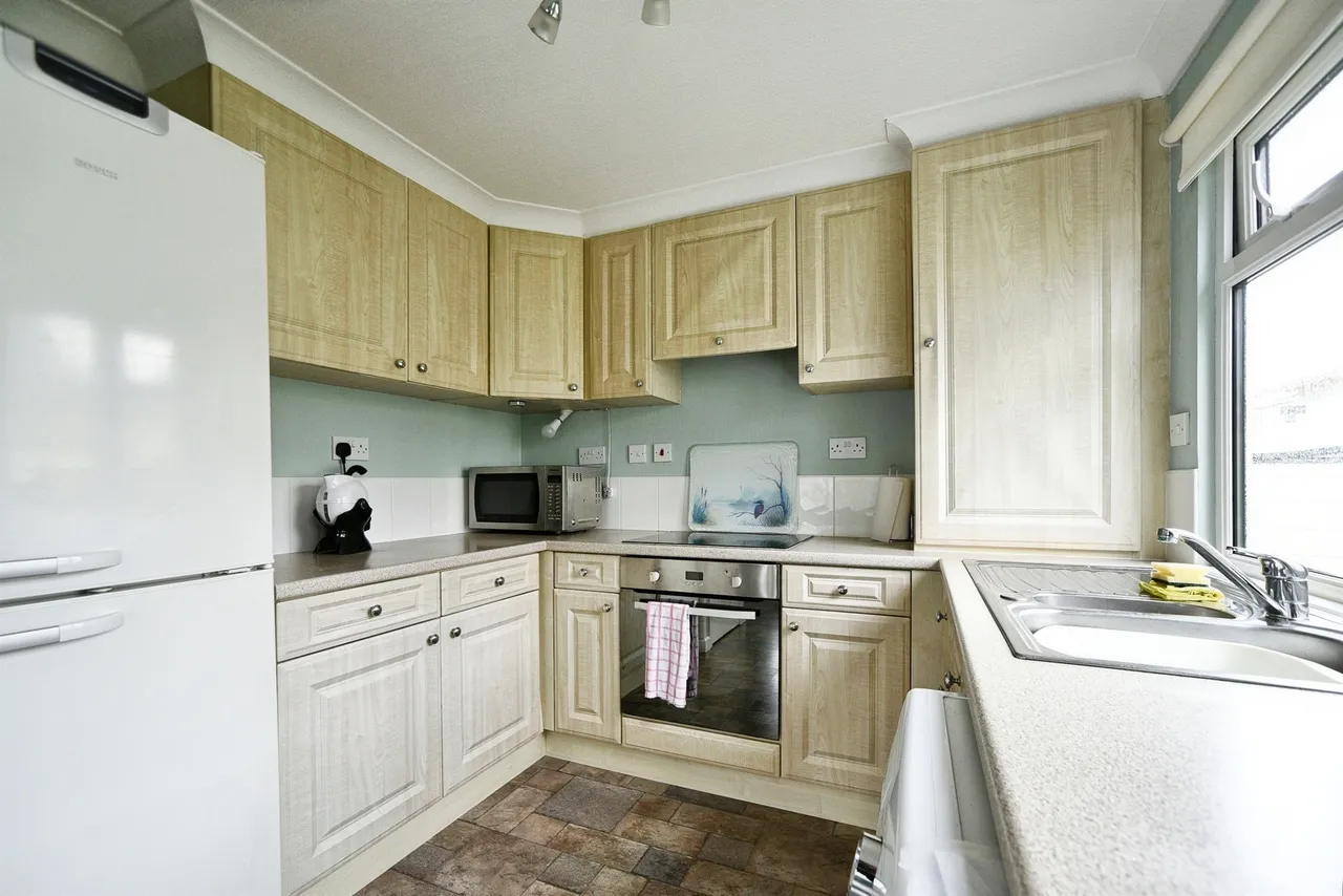 Priors Walk, St. Johns Priory, GL7, photo 2