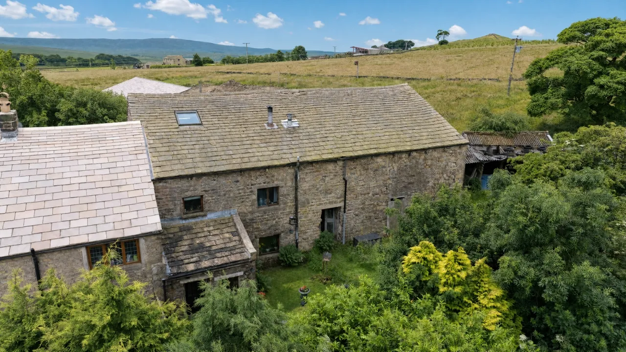 4 bed garage/parking space for sale, Warley Wise Lane, Laneshawbridge, BB8