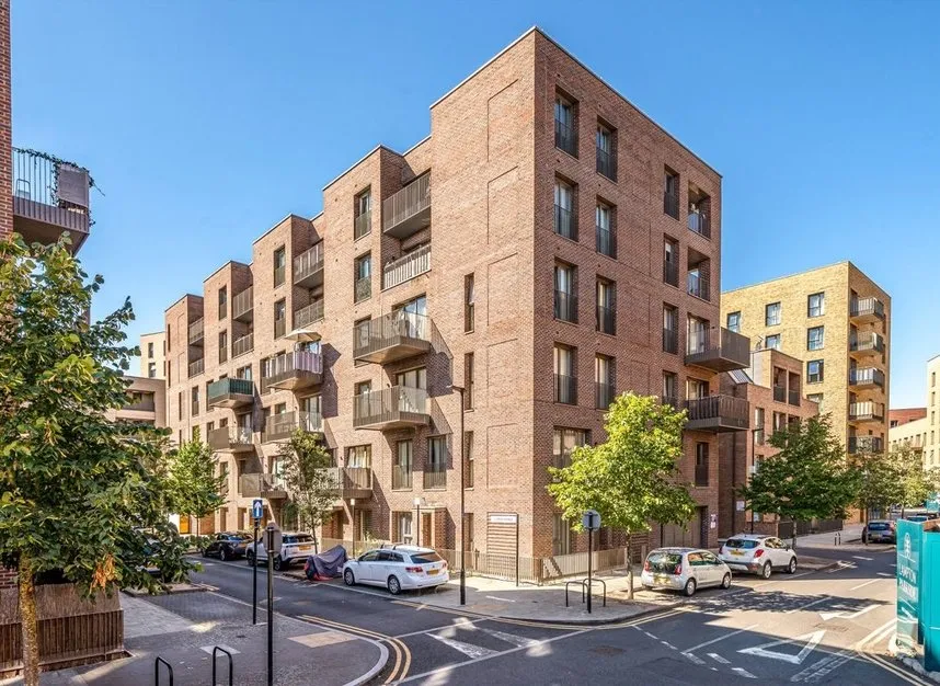 2 bed flat for sale — Clarke Avenue, Hounslow, TW3