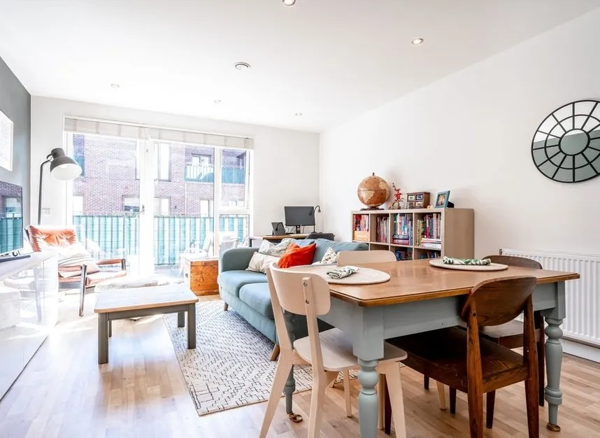 Clarke Avenue, Hounslow, TW3, photo 2