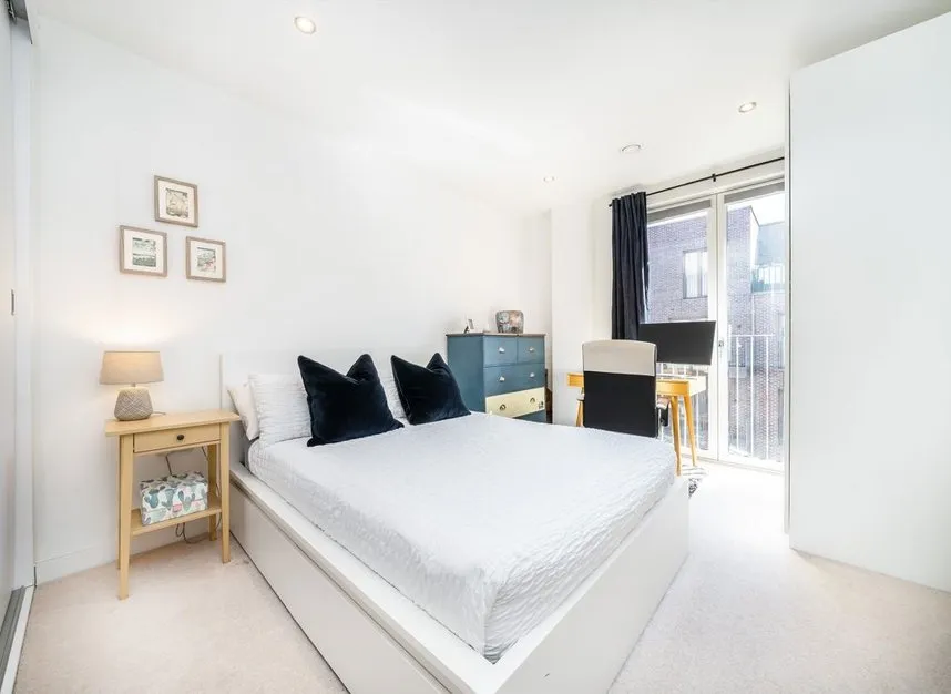 Clarke Avenue, Hounslow, TW3, photo 4