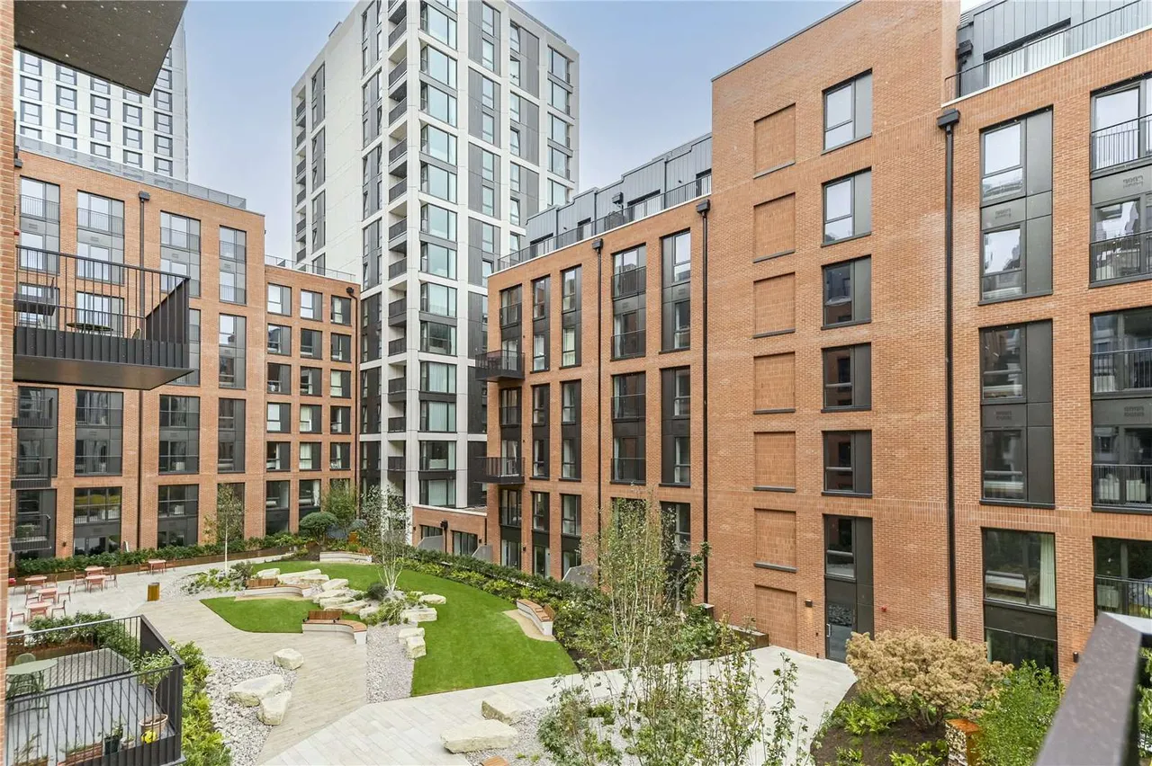 Parkview Avenue, London, NW2, photo 13