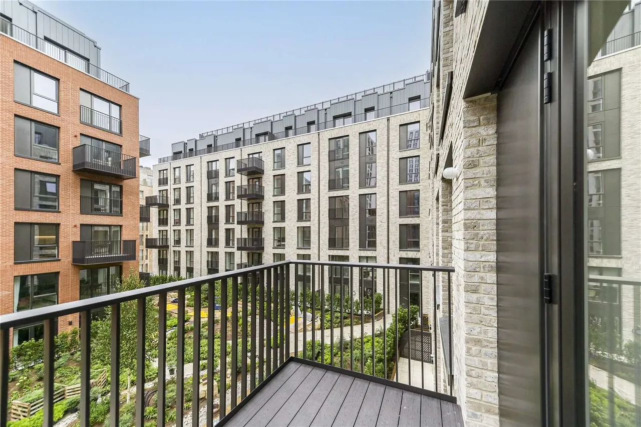 Parkview Avenue, London, NW2, photo 2