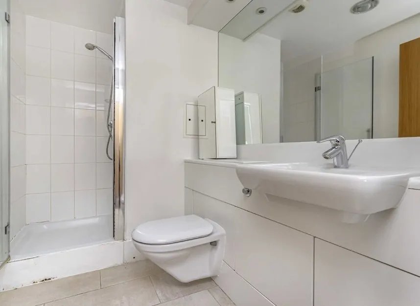Basin Approach, Gallions Reach, E16, photo 7