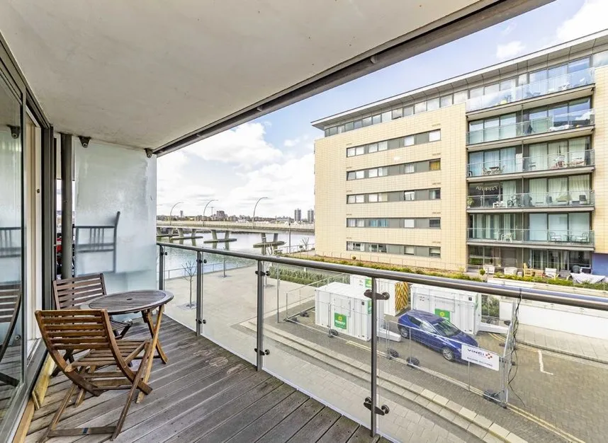Basin Approach, Gallions Reach, E16, photo 8
