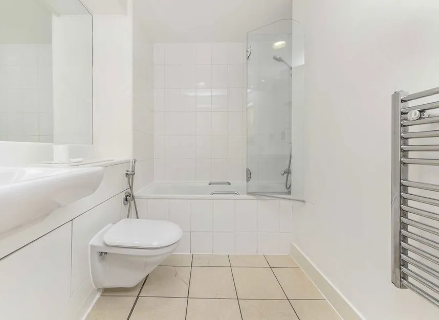 Basin Approach, Gallions Reach, E16, photo 6