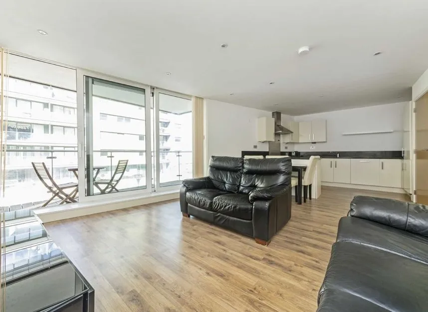 Basin Approach, Gallions Reach, E16, photo 2