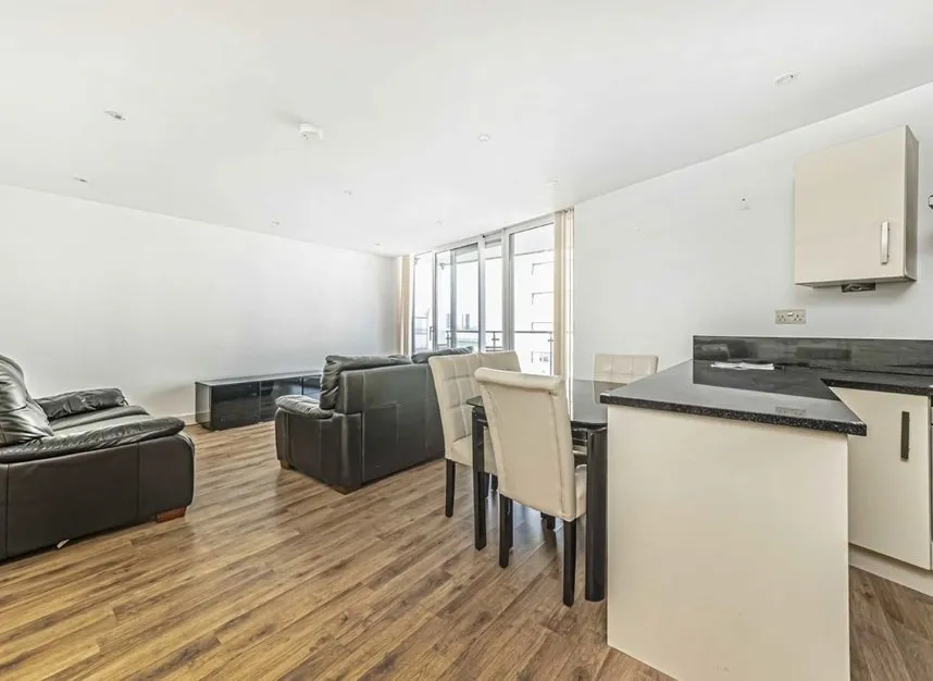 Basin Approach, Gallions Reach, E16, photo 3