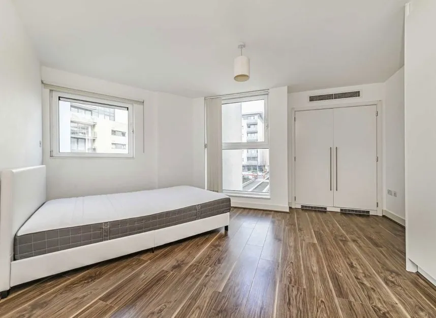 Basin Approach, Gallions Reach, E16, photo 5