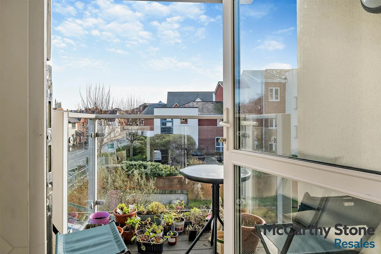2 bed flat for sale, Foxes Road, Newport, PO30