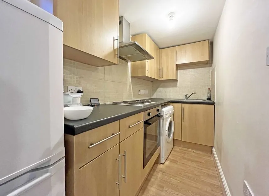 Western Avenue, London, W3, photo 2